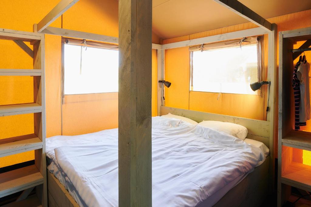 Postel nebo postele na pokoji v ubytování Glamping Belgisch Limburg
