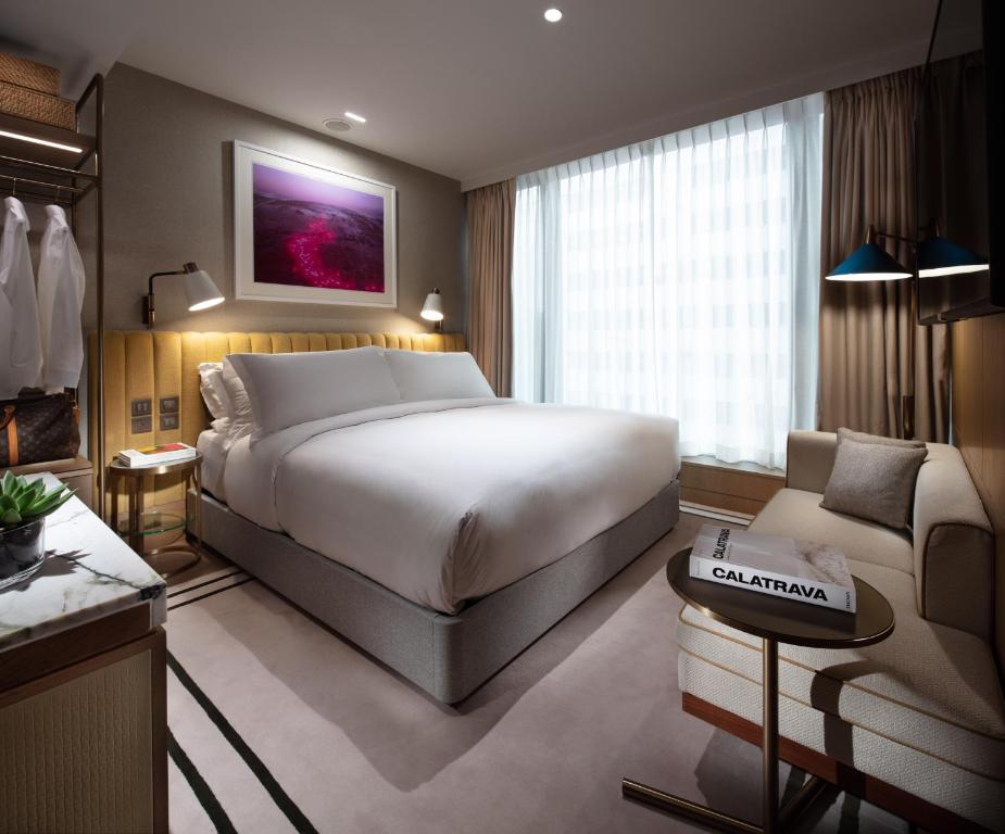 A bed or beds in a room at The Hari Hong Kong