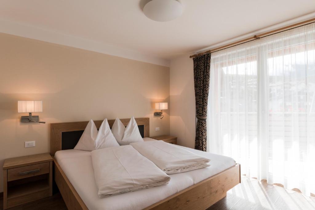 A bed or beds in a room at Apparthotel Zunneler