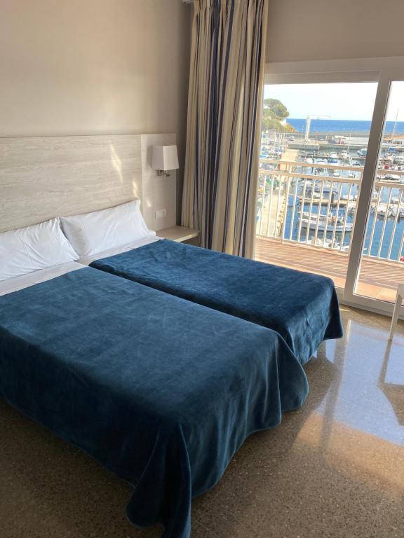 Posteľ alebo postele v izbe v ubytovaní Apartaments la Catifa now with ELEVATOR!!!
