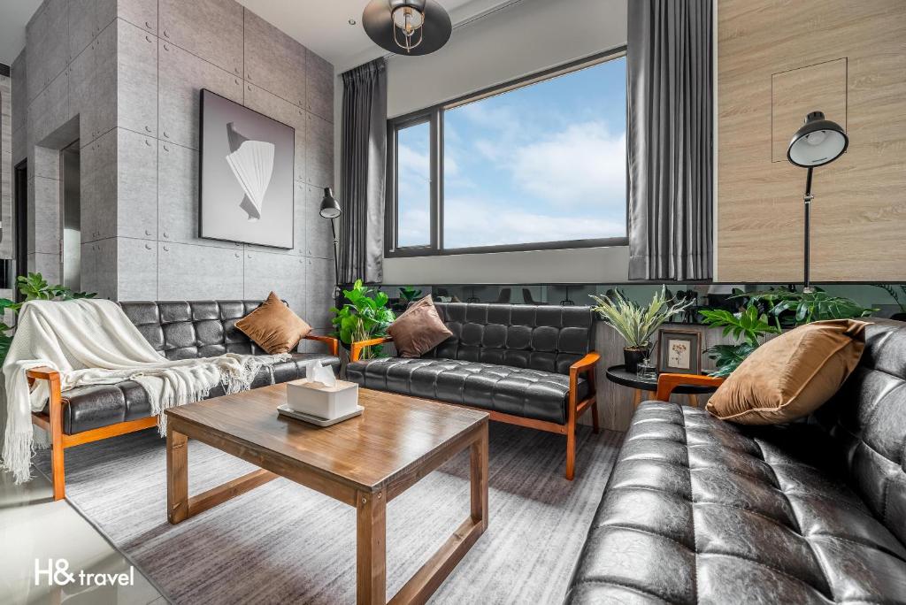 a living room with a couch and a table at Penghu SunSea Hall in Magong