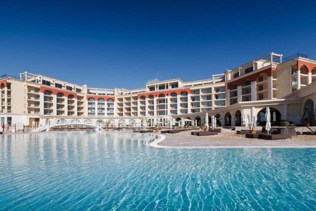 um grande hotel com uma grande piscina em Apartment with balcony, Lighthouse Golf Resort, 62sqm em Balchik