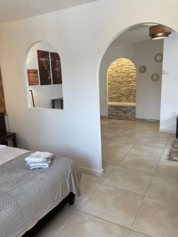 Postel nebo postele na pokoji v ubytování Logis Hostellerie De L'Abbaye