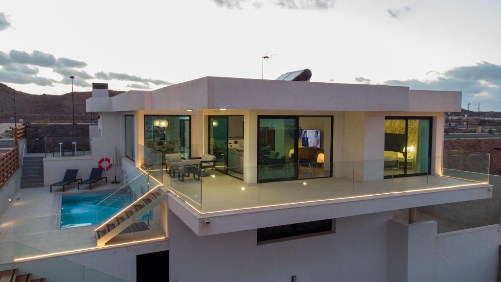 una casa en la parte superior de un edificio con balcón en Ereza Villa Boraen, en Corralejo