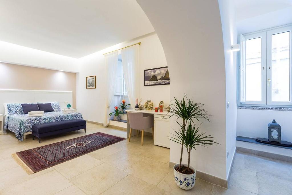 - un salon avec un canapé et une table dans l'établissement Casetta Fuoro Guest House, à Sorrente