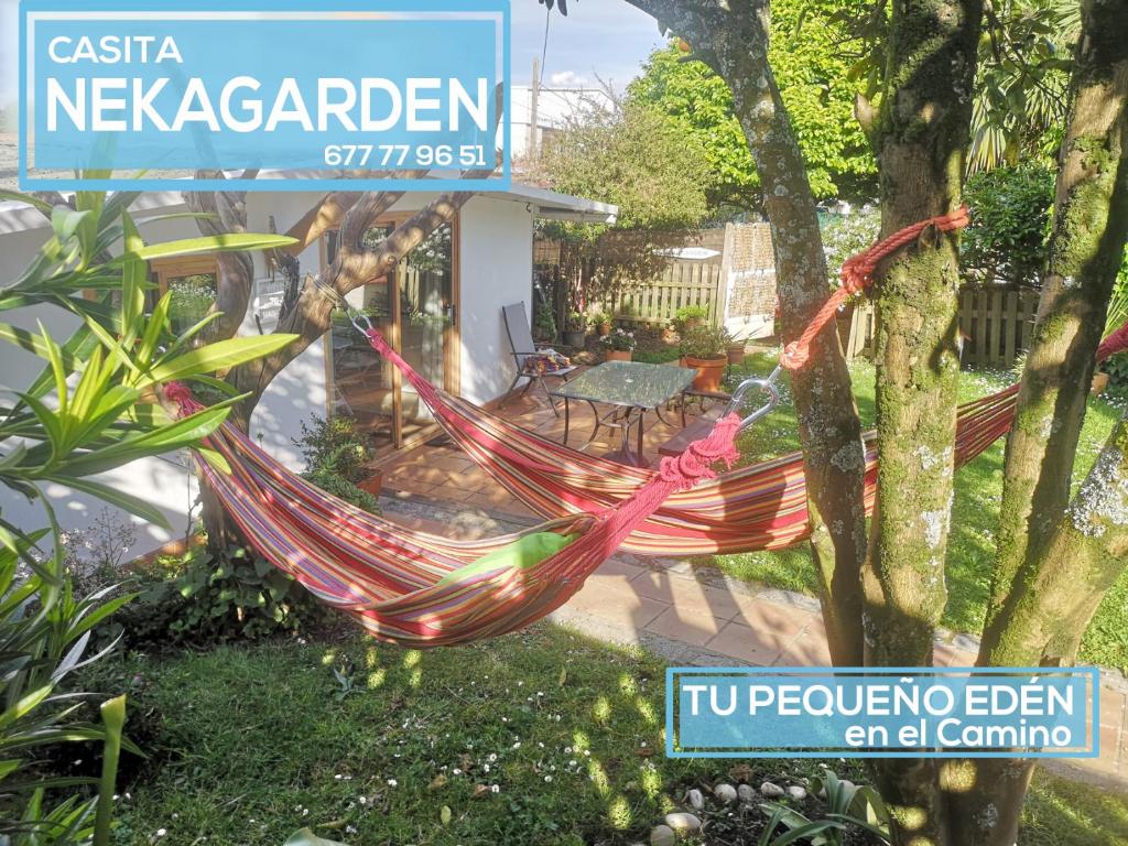 una hamaca colgando de un árbol en un patio en CASITA NEKAGARDEN, en Vigo
