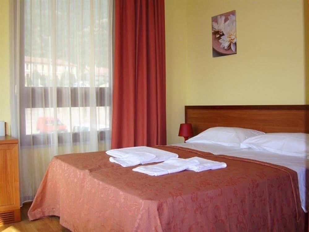 Een bed of bedden in een kamer bij Hotel PALAS
