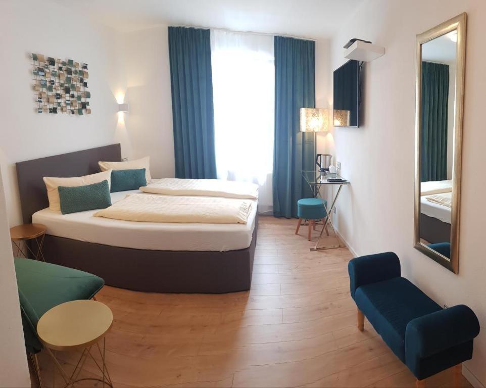 フュッセンにあるFüssen Apartments - Center Apartmentsのベッドと椅子付きのホテルルーム