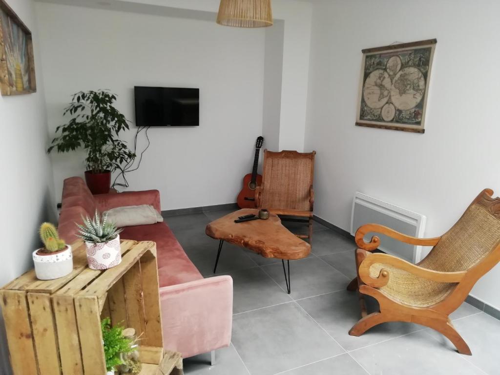 een woonkamer met een bank en stoelen bij Au Rythme de Concarneau in Concarneau