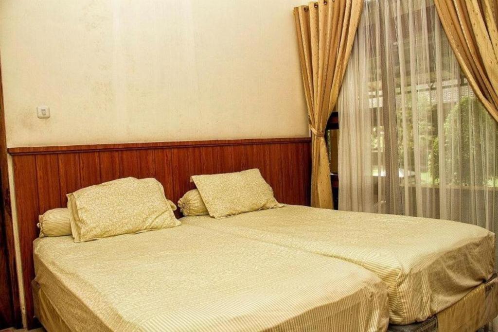 Tempat tidur dalam kamar di Kartika Syariah Guest House