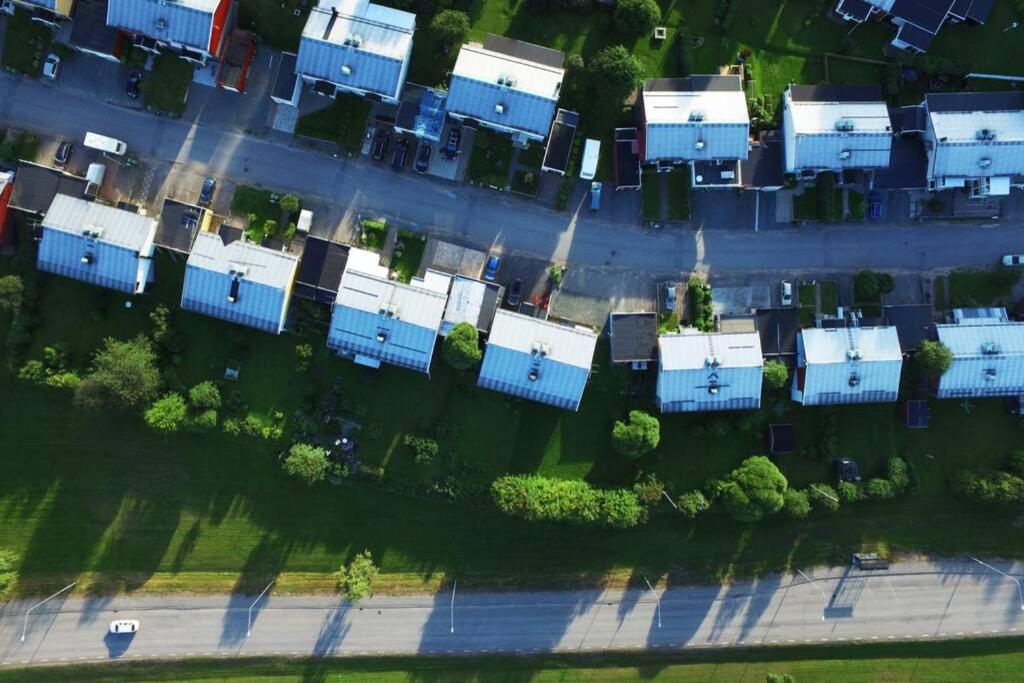 uma vista aérea de casas azuis em um subúrbio em Hus Turistgatan 45 Älvsbyn em Älvsbyn