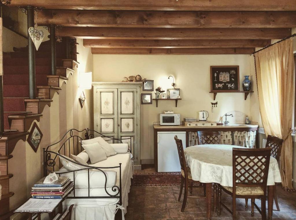 salon ze stołem i kuchnią w obiekcie B&B Casa Camilla w Padwie
