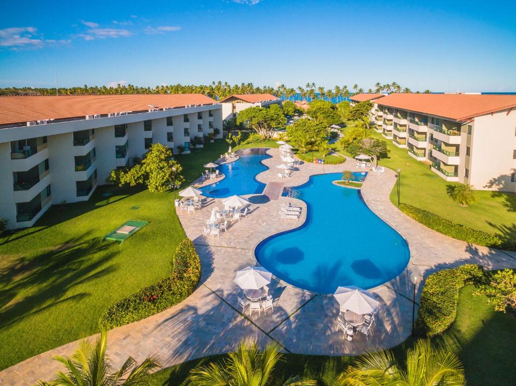 einen Luftblick auf einen Pool in einem Resort in der Unterkunft Carneiros Beach Resort in Praia dos Carneiros