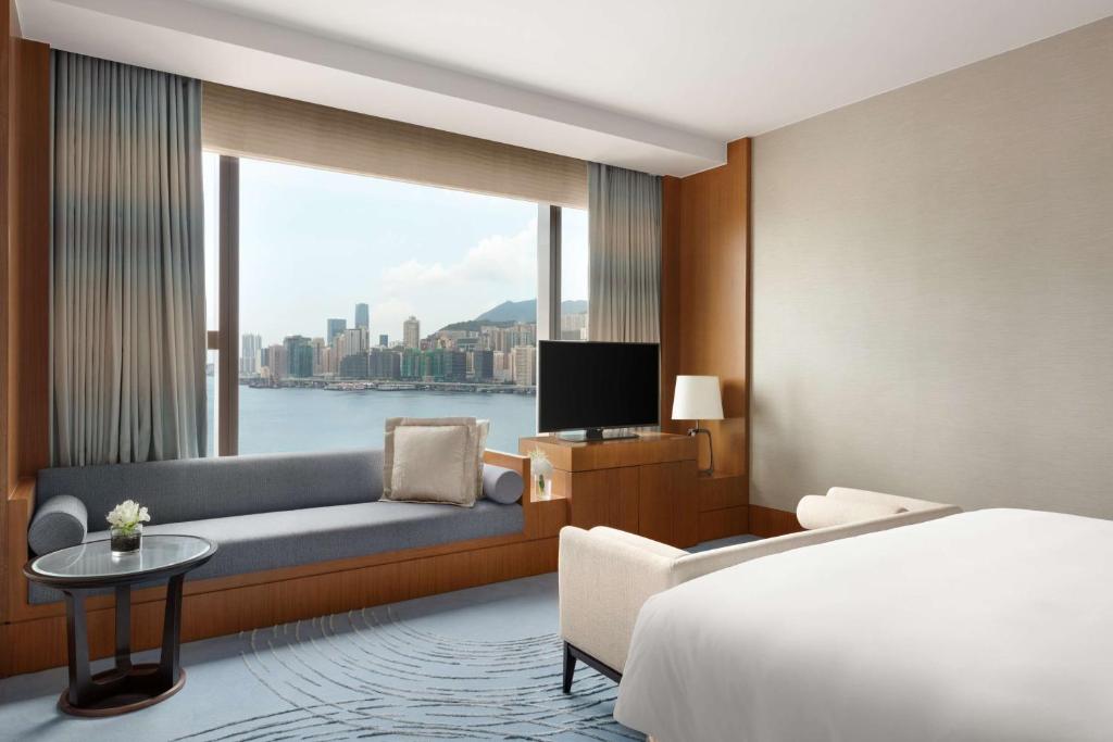Postel nebo postele na pokoji v ubytování Kerry Hotel Hong Kong by Shangri-la