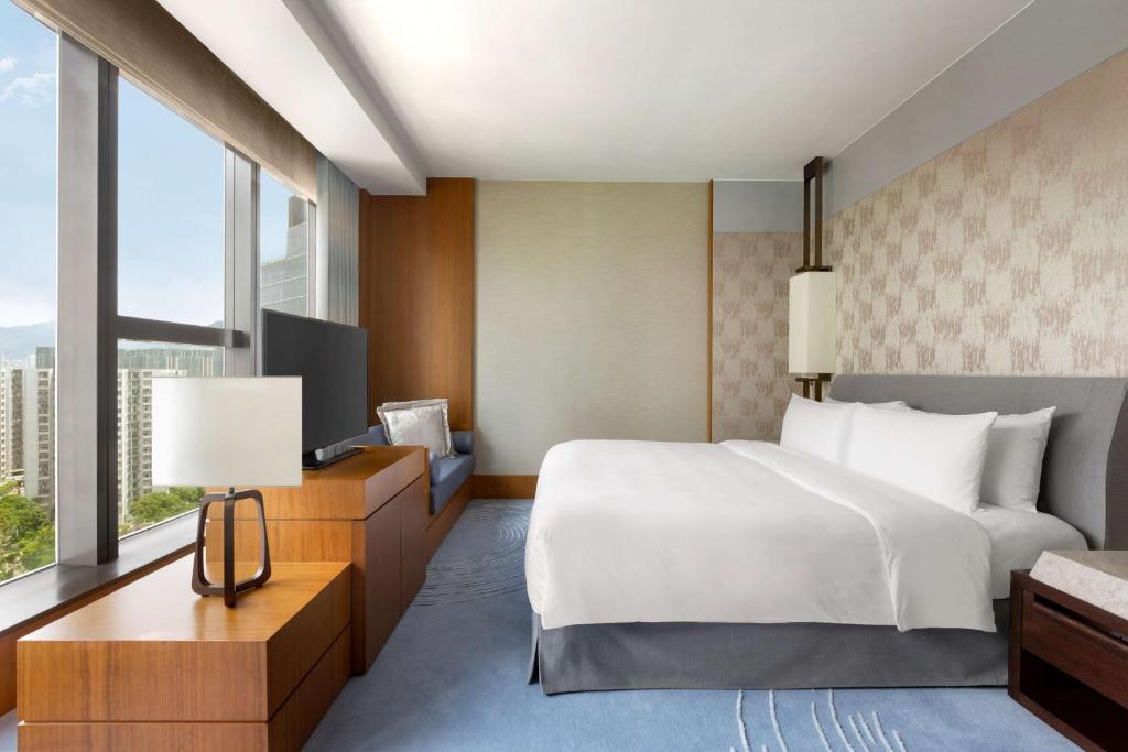 Postel nebo postele na pokoji v ubytování Kerry Hotel Hong Kong by Shangri-la