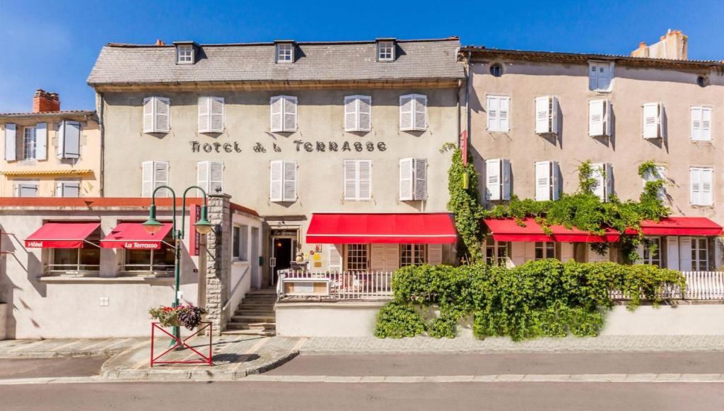 a building with a sign that reads hotel a temaple at Hôtel Restaurant La Terrasse in Saugues