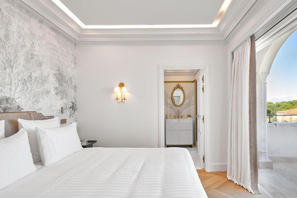 Airelles Château de la Messardière客房内的一张或多张床位
