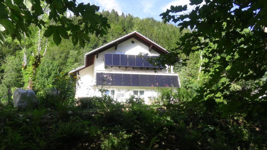 een huis met zonnepanelen aan de zijkant bij Haus-am-Sonnenweg in Lackenhof