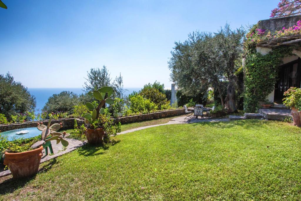 einen Garten mit Meerblick in der Unterkunft Villetta Cielo Blu in Conca dei Marini