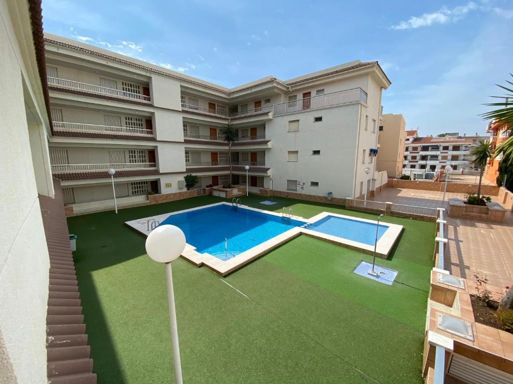un edificio de apartamentos con piscina en el patio en Apartamentos Irta Playa Altamar, en Alcossebre