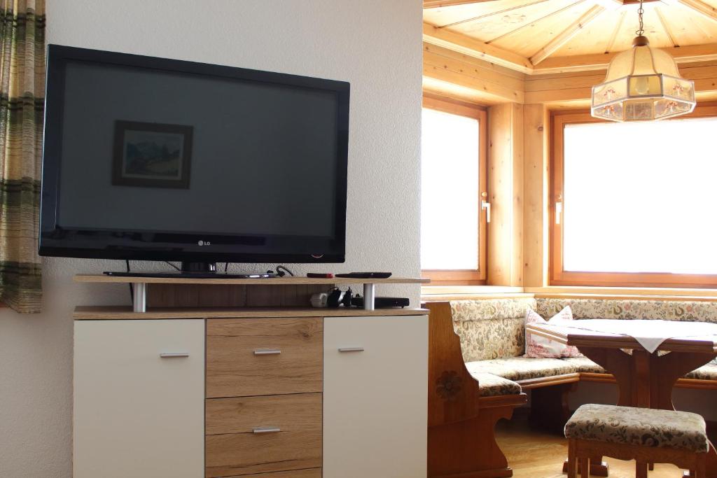 TV a/nebo společenská místnost v ubytování Ferienwohnung Innerhofer