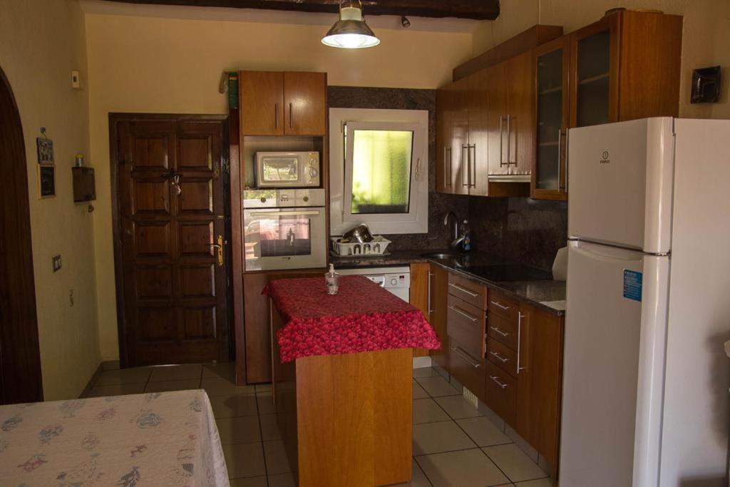 Kuchyň nebo kuchyňský kout v ubytování Casita blanca con fibra óptica y piscina cominutaria