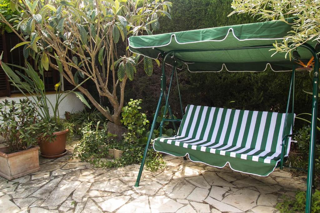 Zahrada ubytování Casita blanca con fibra óptica y piscina cominutaria