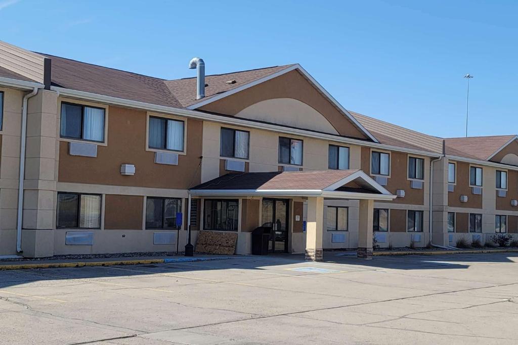 un gran edificio de ladrillo con muchas ventanas en Travelodge by Wyndham Fargo en Fargo