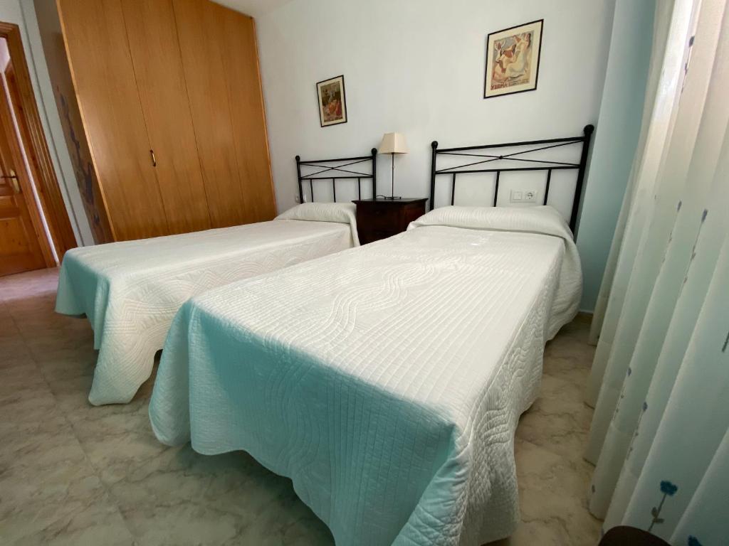 Postel nebo postele na pokoji v ubytování Apartamentos Playa Del Moro III Altamar