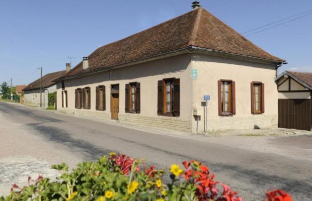 a white building with a brown roof on a street at gite in Laubressel