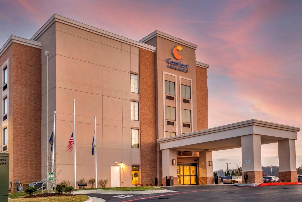 eine Darstellung der Vorderseite eines Hotels in der Unterkunft Comfort Inn & Suites in Harrisonburg