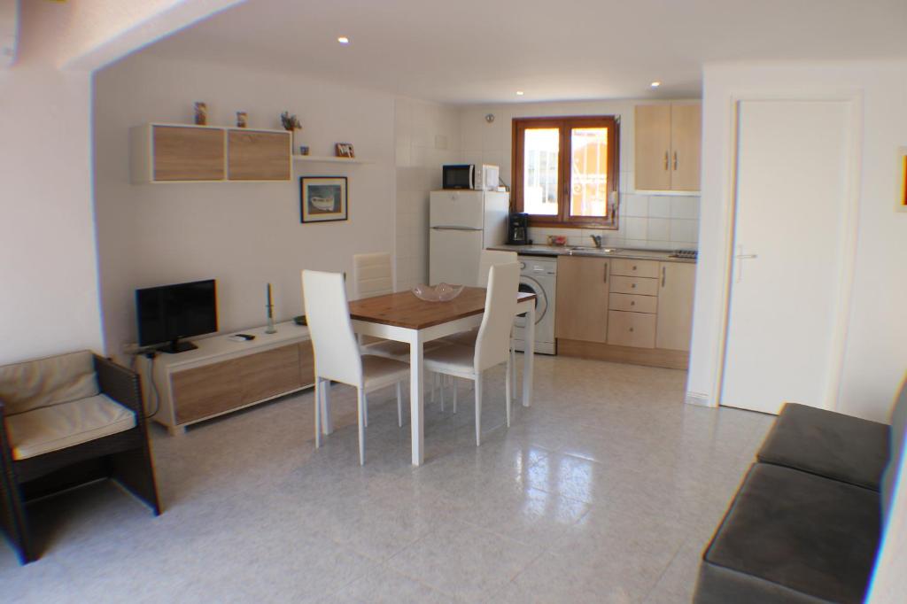 A kitchen or kitchenette at Agi Port de Rosas
