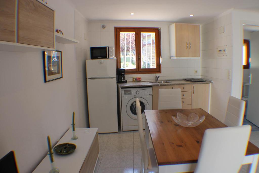 A kitchen or kitchenette at Agi Port de Rosas