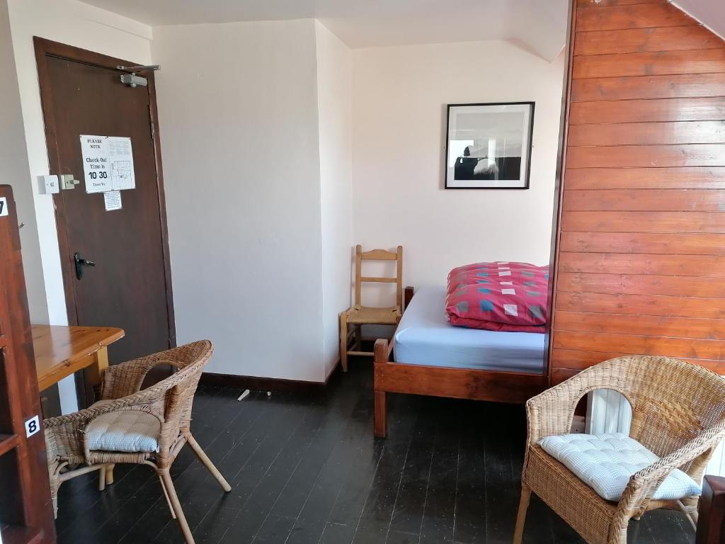 Postel nebo postele na pokoji v ubytování Aille River Tourist Hostel and Camping Doolin