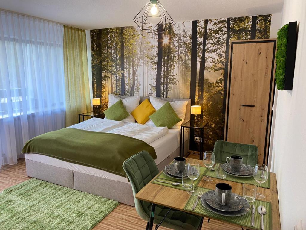 1 dormitorio con 1 cama, mesa y sillas en Wanderlust Apartment Baden-Baden, en Baden-Baden