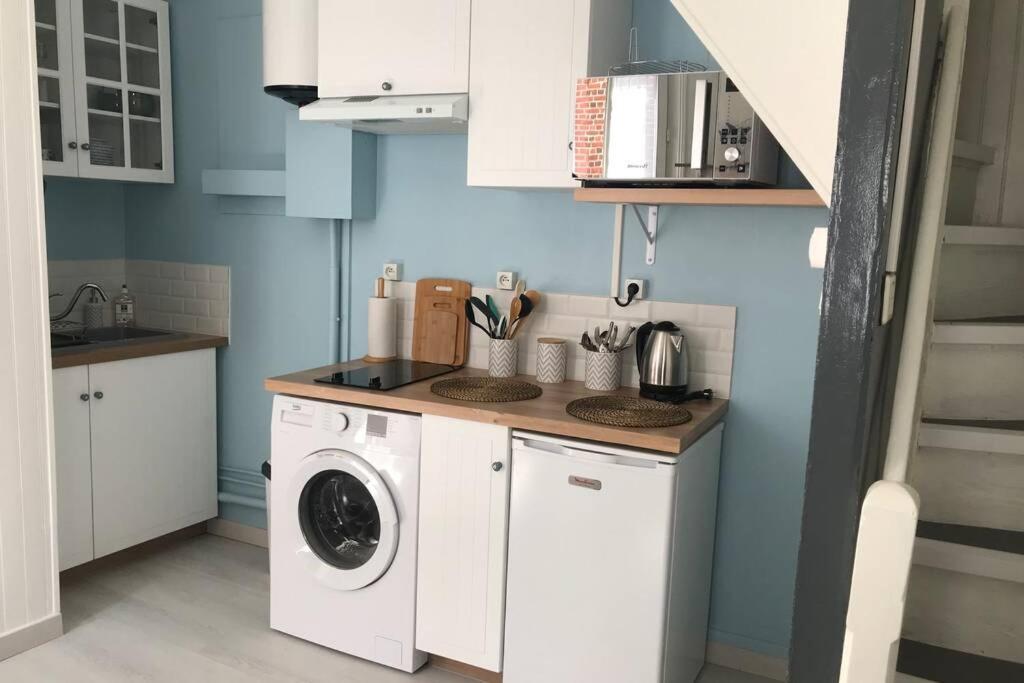 - une buanderie avec un lave-linge et un sèche-linge dans l'établissement Jolie maison de pêcheur proche plage, au Tréport