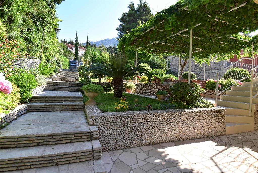 Vonkajšia záhrada v ubytovaní Guesthouse Kanjuo