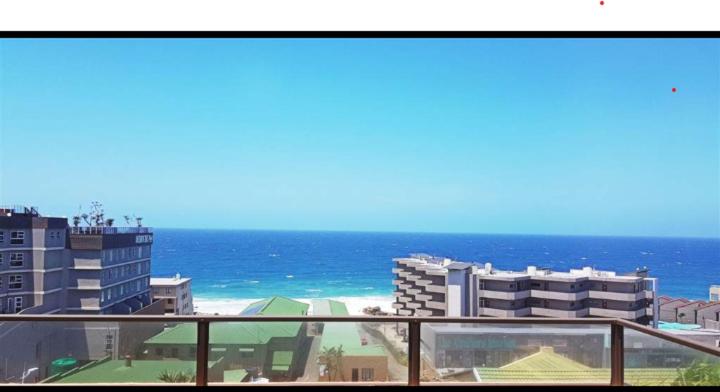 un balcón con vistas a la playa y al océano. en No. 3 Crow's nest, en Margate