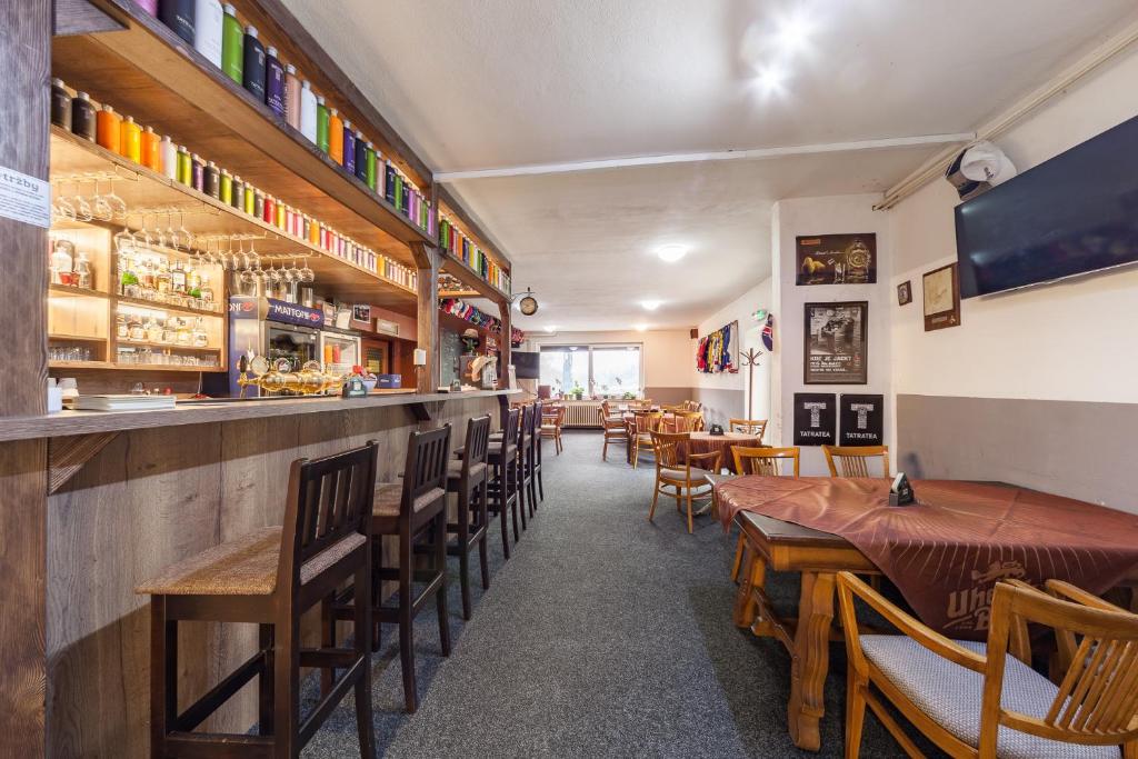 Lounge nebo bar v ubytování Penzion U Hráze