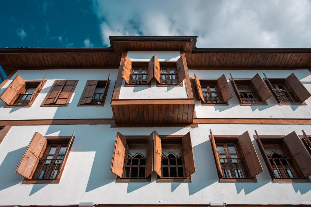 un grupo de ventanas en el lateral de un edificio en Hanedan Konak Hotel, en Safranbolu