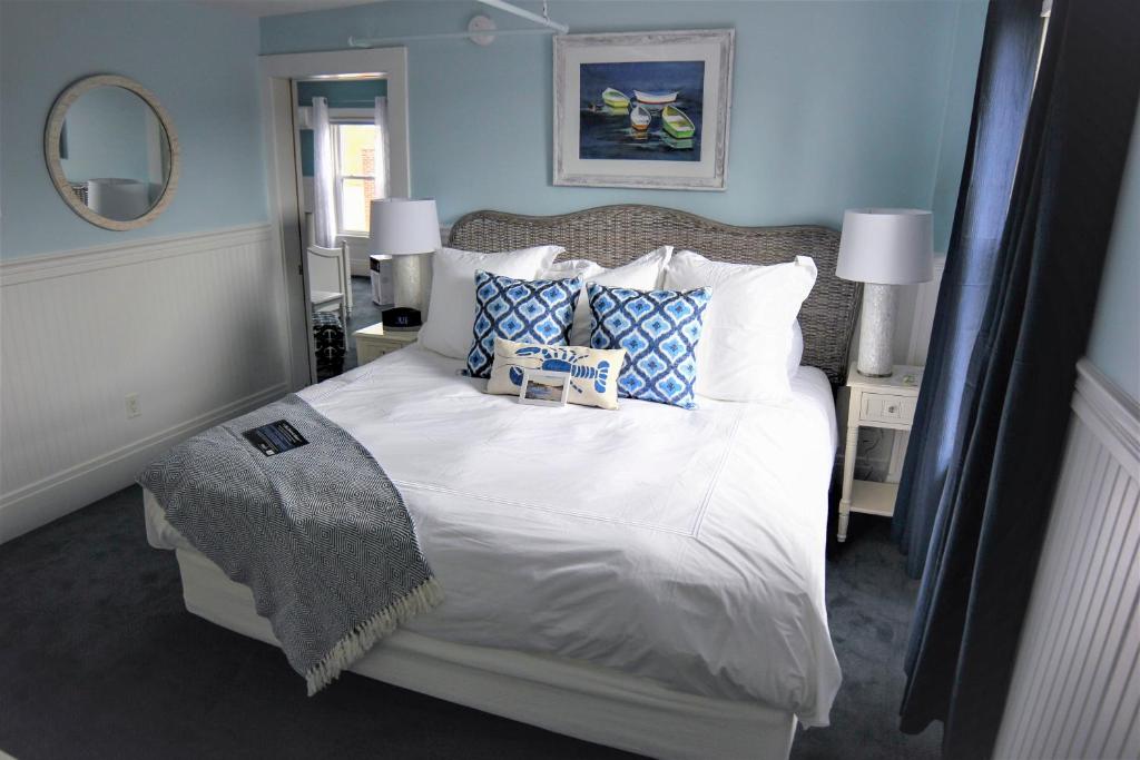 The Nonantum Resort - Carriage House Family Unit King With 2 Twins And Twin Trundle