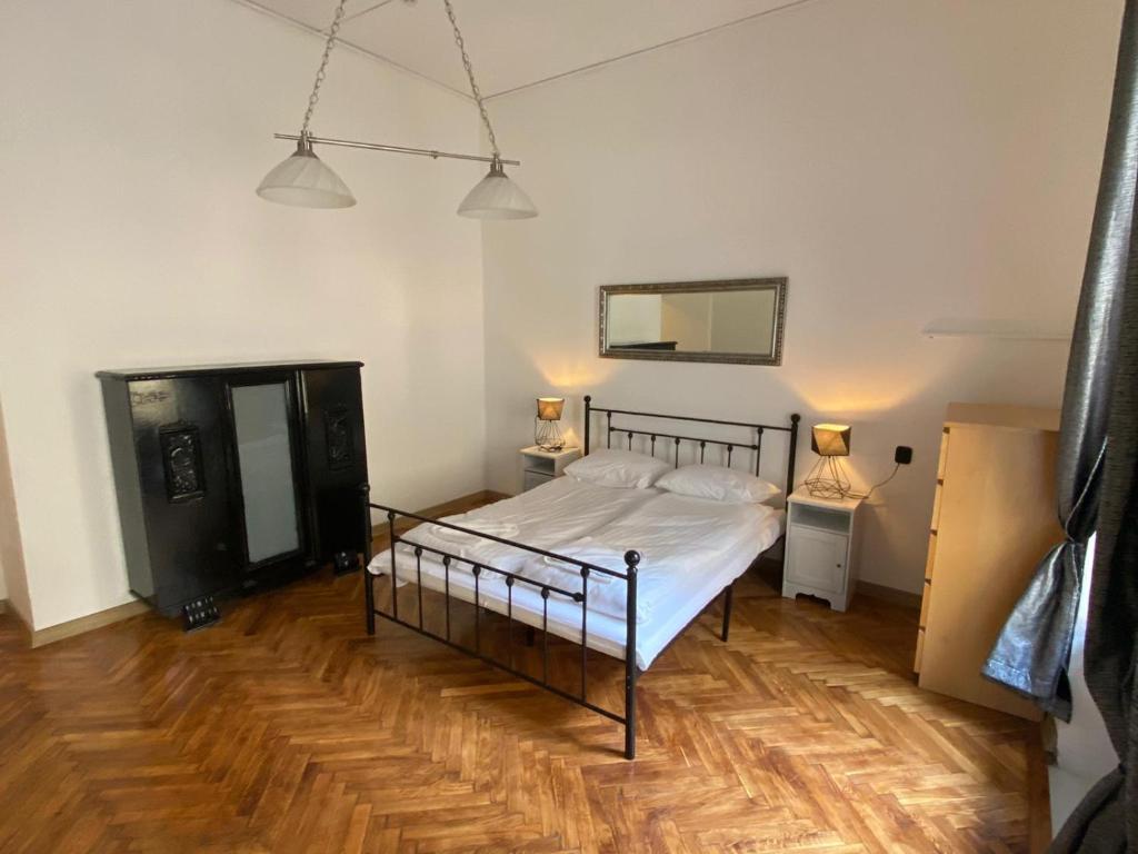 Posteľ alebo postele v izbe v ubytovaní Main Square 18 King Apartament
