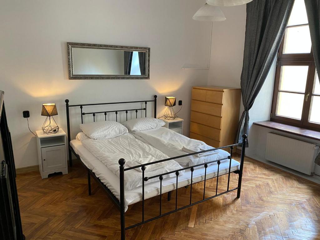 Posteľ alebo postele v izbe v ubytovaní Main Square 18 King Apartament