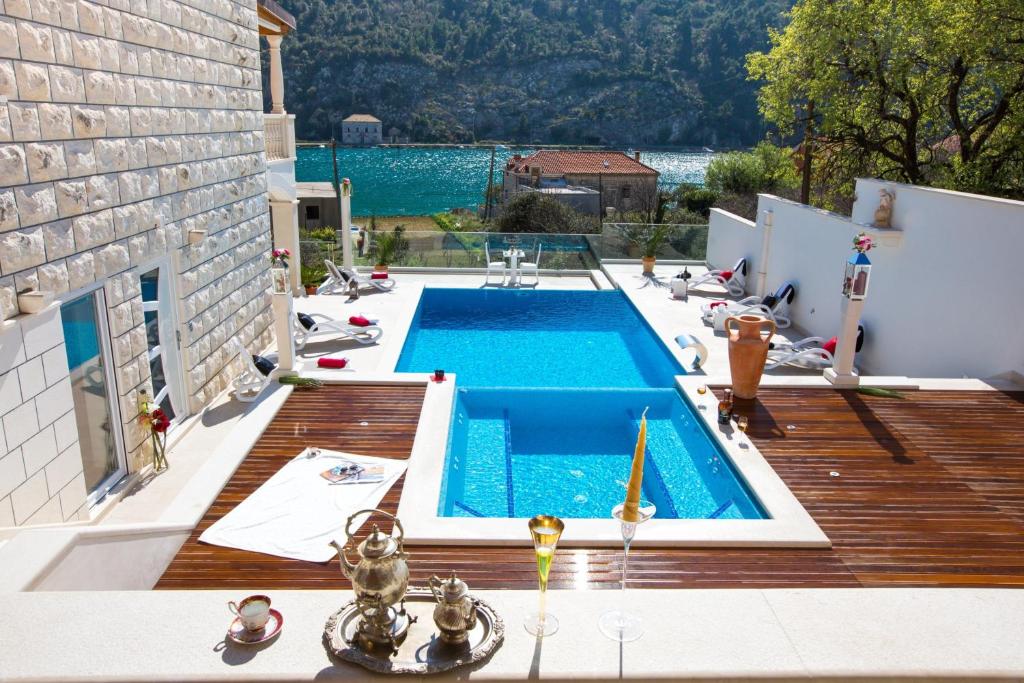 una piscina en la parte superior de una casa en Villa Arion, en Mokošica