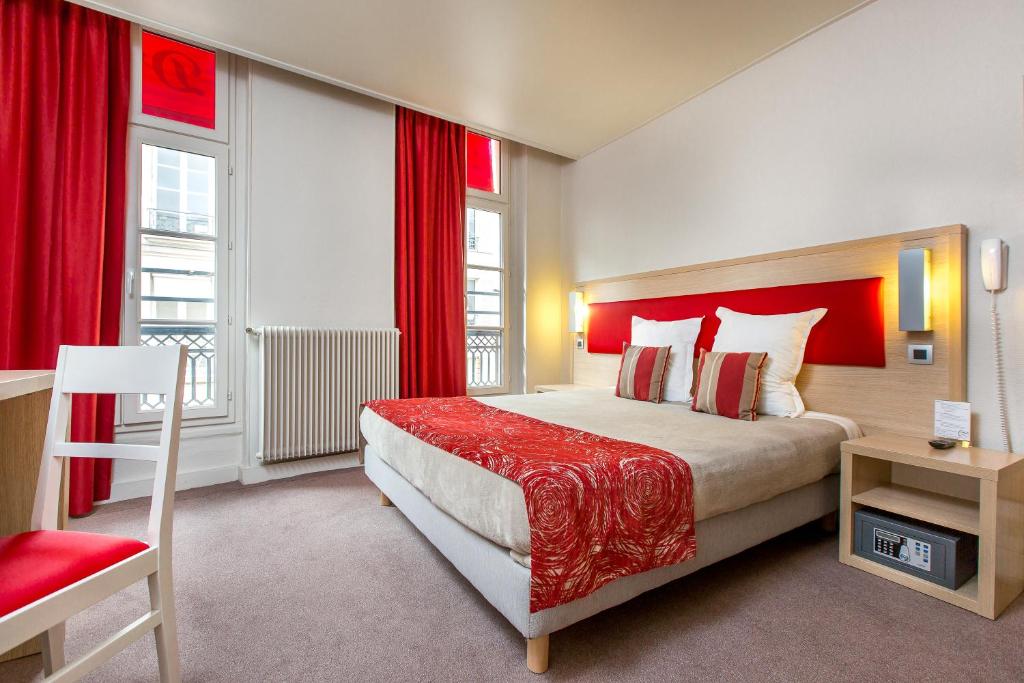 Habitación de hotel con cama y cortinas rojas en D'win, en París