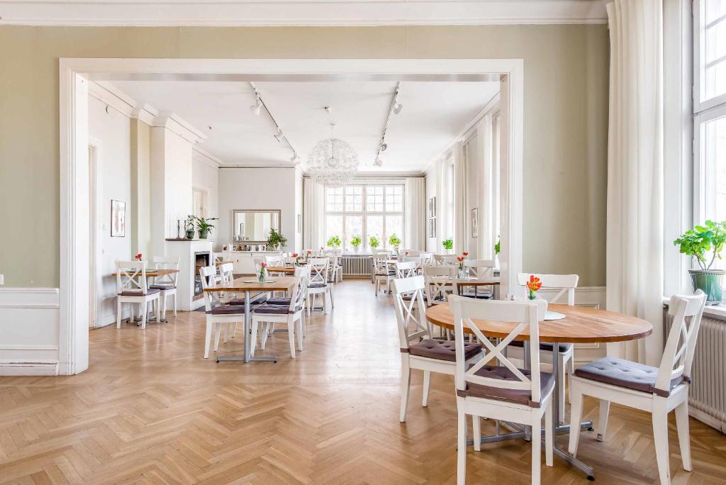 Restaurace v ubytování Wij Trädgårdar