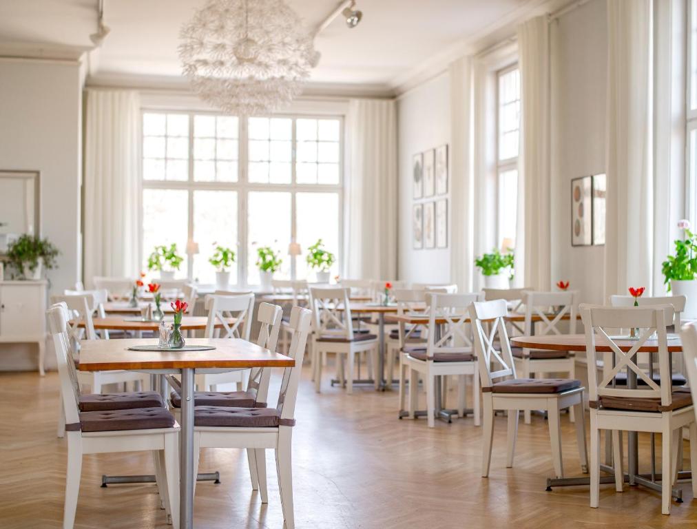 Restaurace v ubytování Wij Trädgårdar