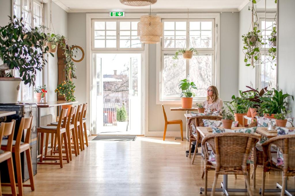 Restaurace v ubytování Wij Trädgårdar