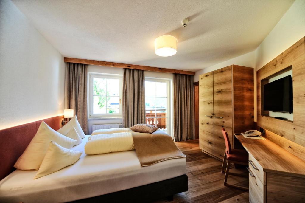 TV a/nebo společenská místnost v ubytování Hotel Dorfstadl