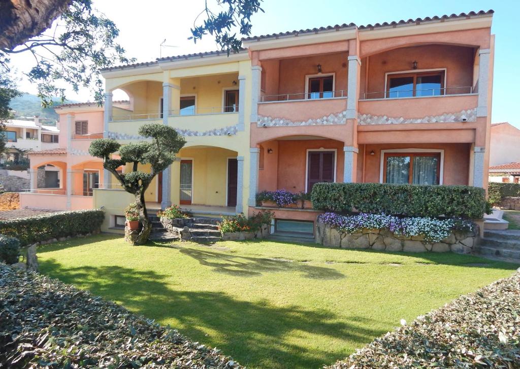 Residenza Sarra di Entu في كانيجيوني: منزل كبير مع حديقة أمامه